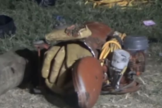 压缩机内惊现240公斤大麻 警长缉毒惨遭群众围殴