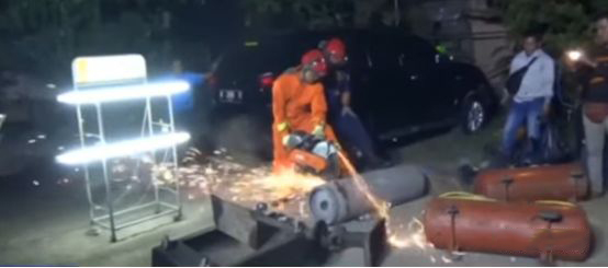 压缩机内惊现240公斤大麻 警长缉毒惨遭群众围殴