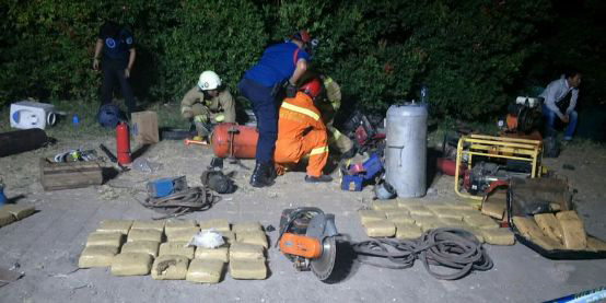 压缩机内惊现240公斤大麻 警长缉毒惨遭群众围殴